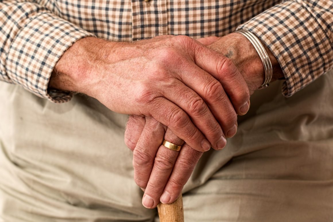 Senior marchant dans parc