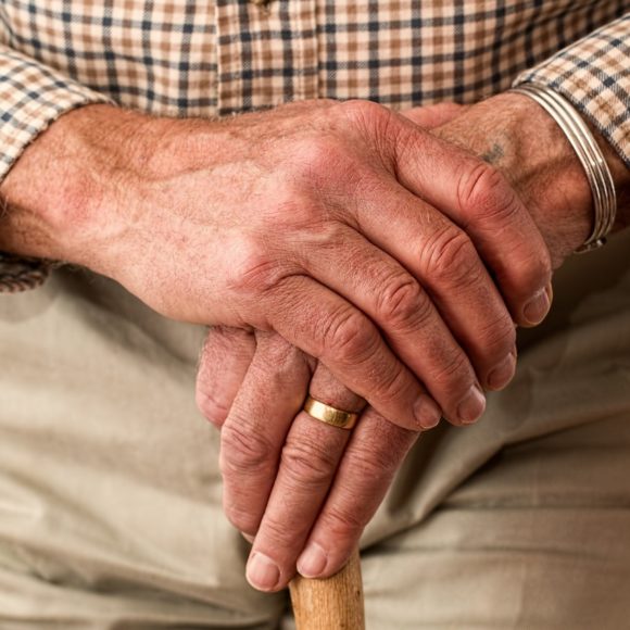 Senior marchant dans parc