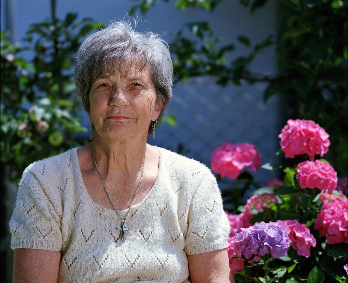 Senior souriant jardinant