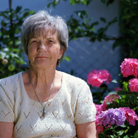 Senior souriant jardinant